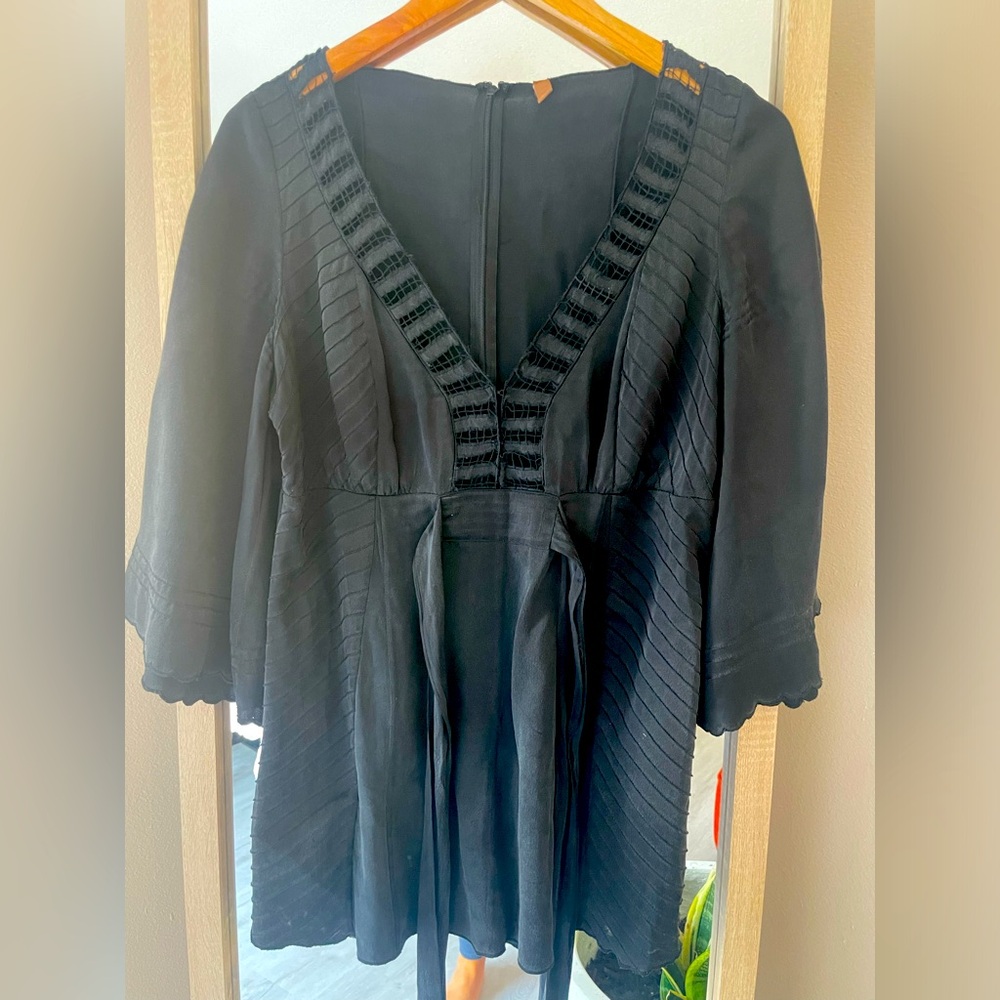 Mint. Size 6. Black tunic.